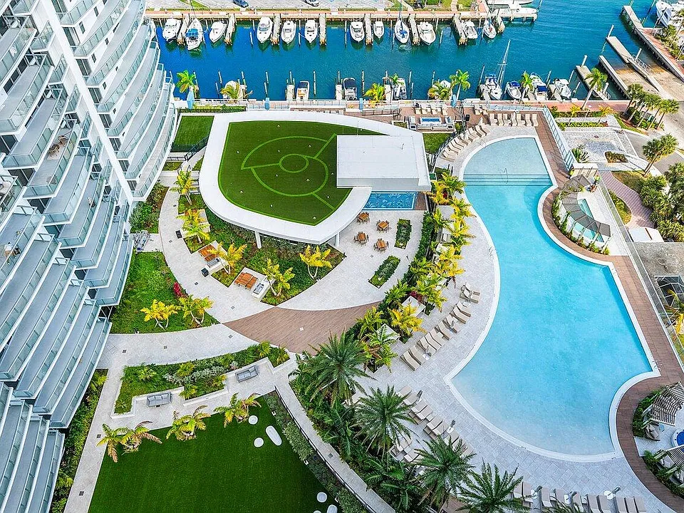220 Lake Shore Dr #702
