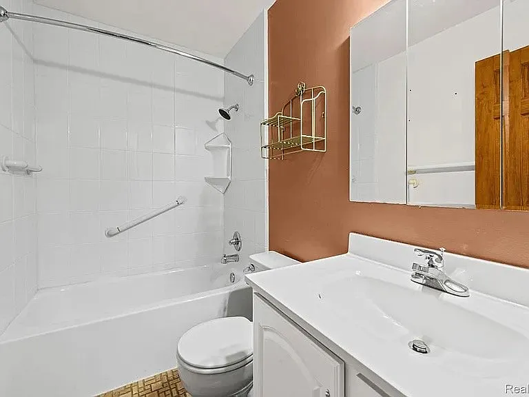 4010 Linwood Ave — Photo 3