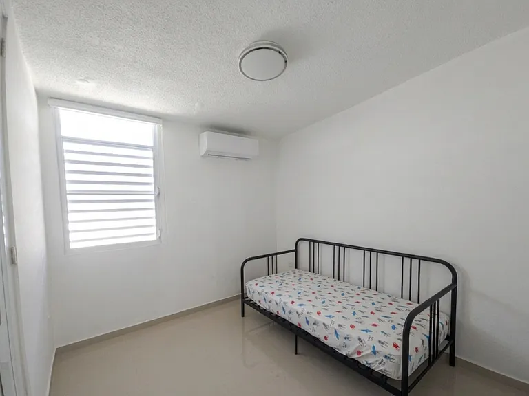 Urb La Rosaleda EB45 Calle Rosa de York — Photo 17