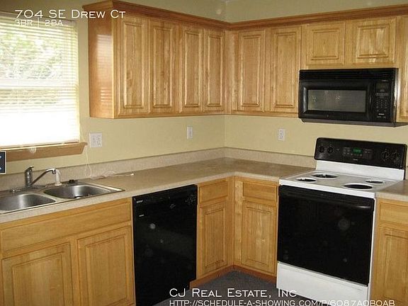 3rd image of 704 SE Drew Ct