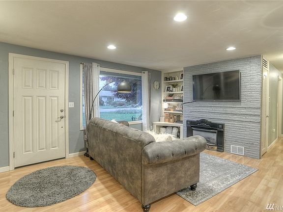 4th image of 157 Cherry Ln SE