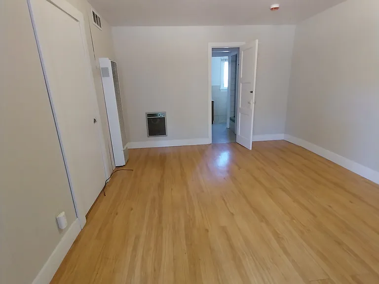 902 3rd St #6 — Photo 7