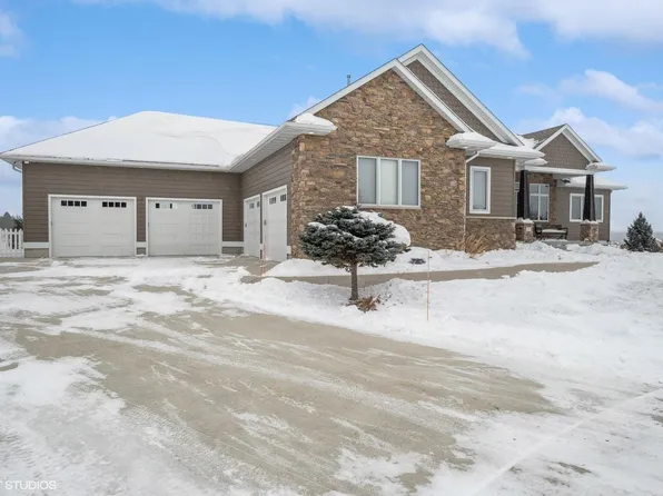 93 Vista Cir, Waverly, IA 50677