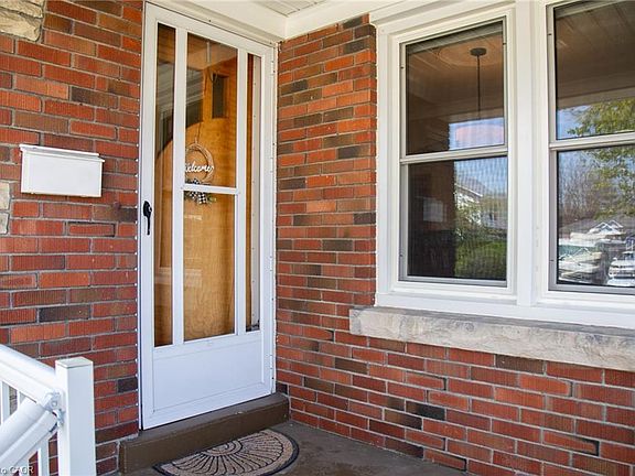 4th image of 42 Hawthorne Ave