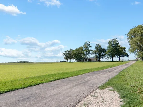 21184 Allentown Rd, Pekin, IL 61554