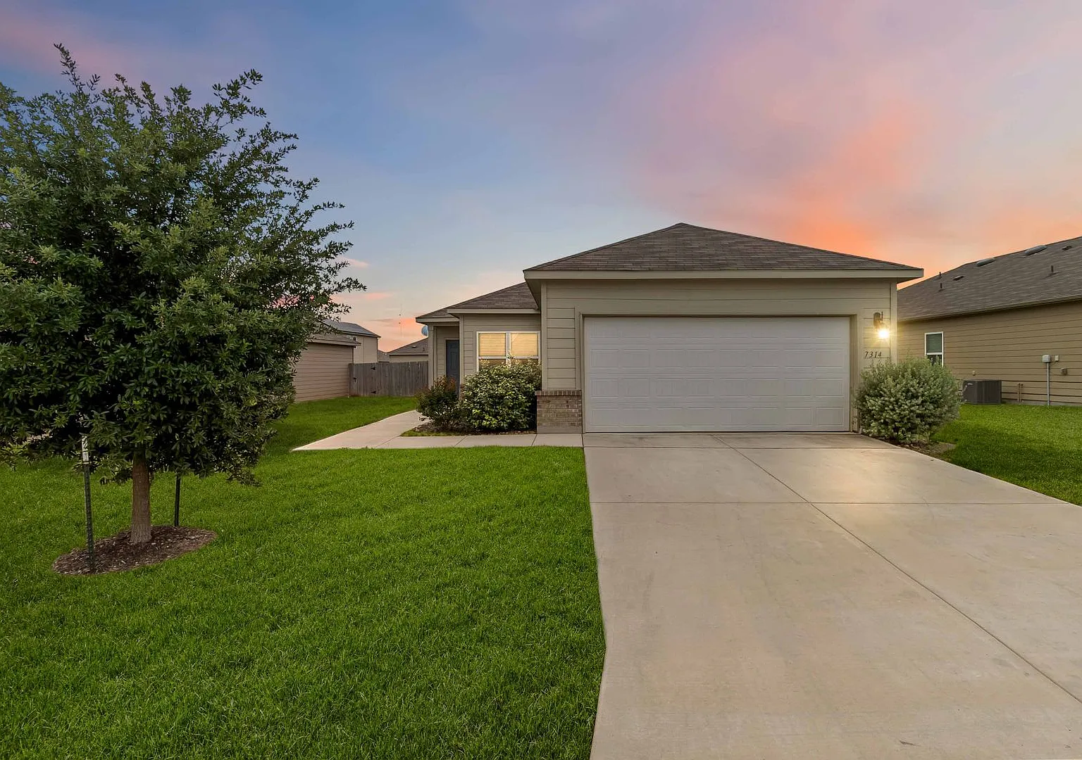 Beautiful 3-bed, 2-bath home for lease in a fabulous Converse neighborhood! — Photo 1
