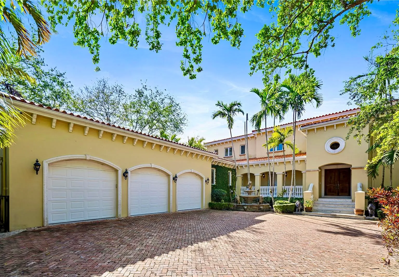 6 bed, 6.5 bath, 5922 sqft, $27,000 — Photo 2