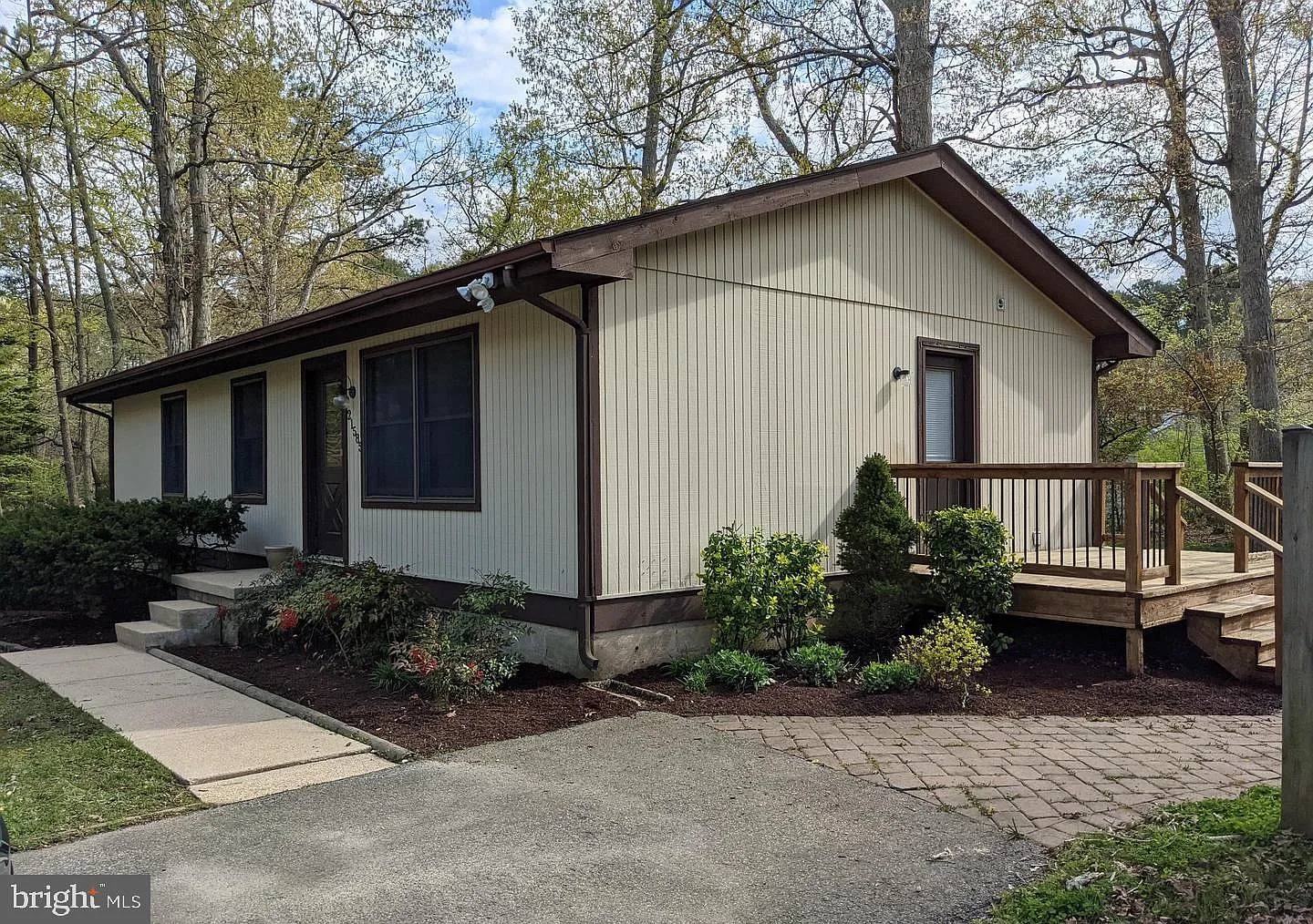 3 bed, 2.0 bath, 1056 sqft, $1,990 — Photo 2