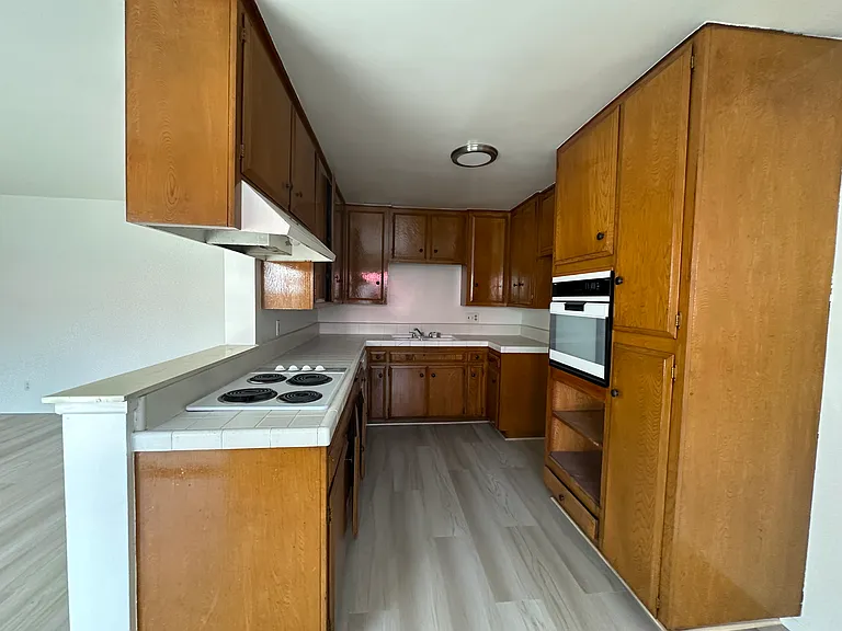 Kitchen has been recently painted laminate flooring you pay only Electric
