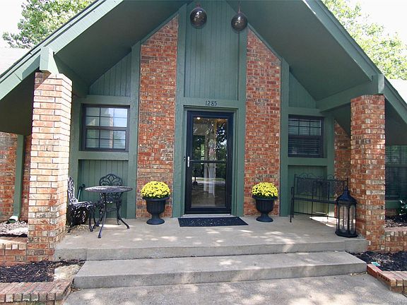 3rd image of 1285 Forest Ln