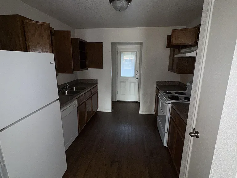 221 Gibson St #B — Photo 6
