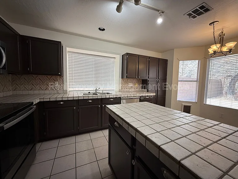 16838 S 20th Pl — Photo 11