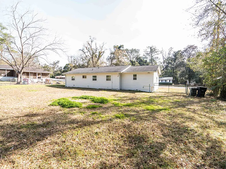 406 Essex Dr — Photo 34