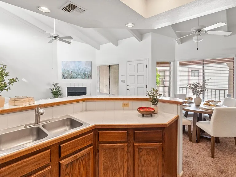 1017 E Maryland Ave #213 — Photo 9