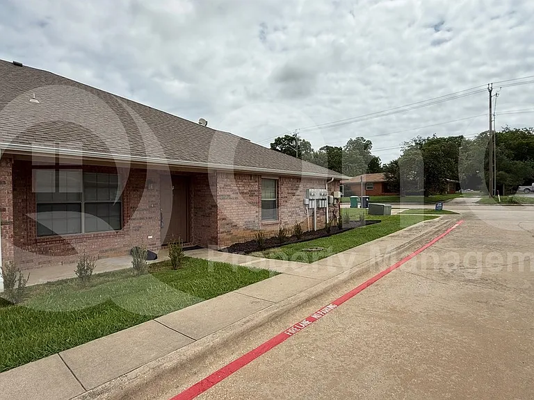 2335 N Elm St #1 — Photo 2