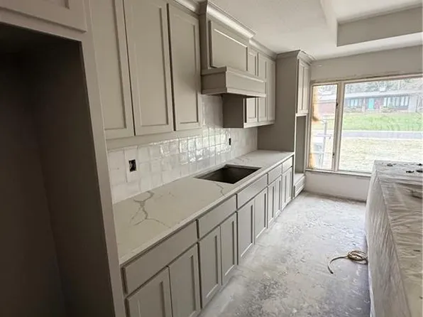 6914 W 66th Ter, Overland Park, KS 66202