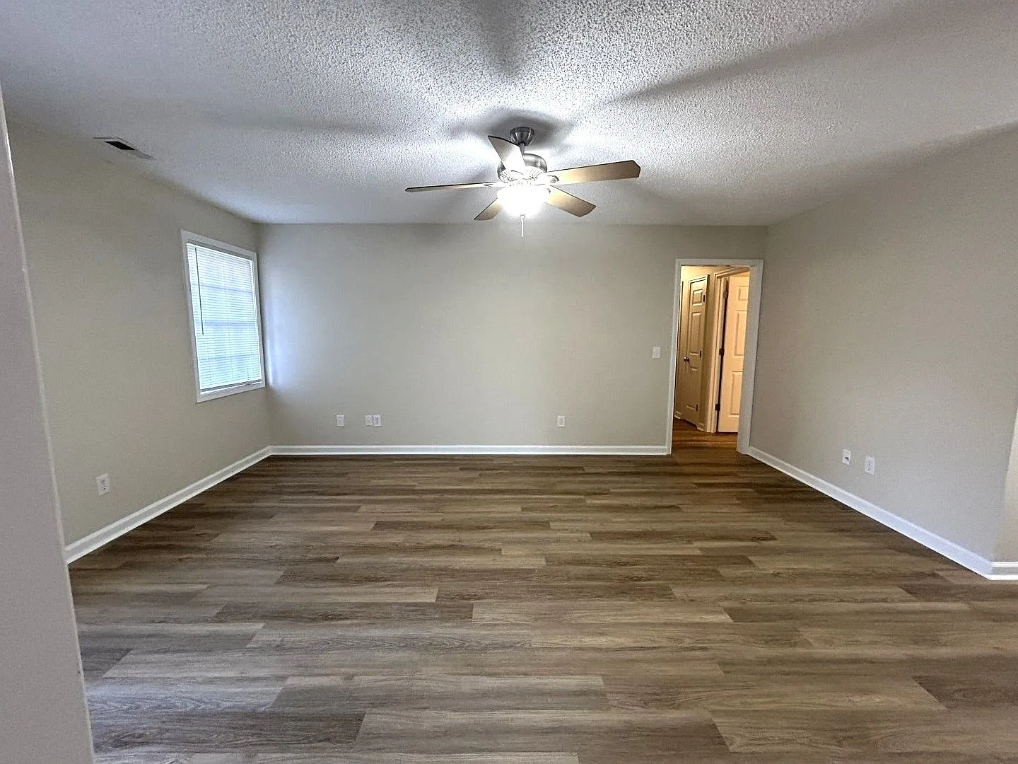 Newly Renovated- Shaw Afb-3 Bedroom, 2 Bathroom-Application Fee Waived For Active Duty Military — Photo 3