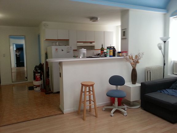 2nd image of 208 Bay 22nd St APT D3
