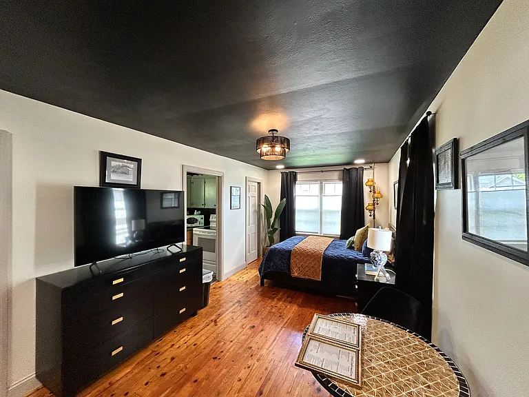 1209 Redwood Ave — Photo 10