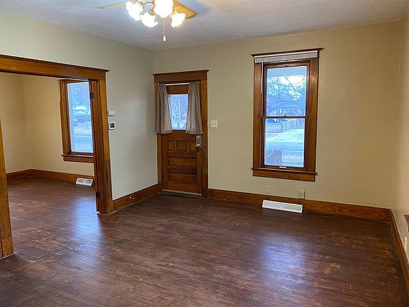 4th image of 521 E 10th St
