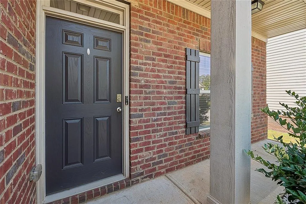 4 bed, 2.5 bath, 2327 sqft, $2,500 — Photo 3