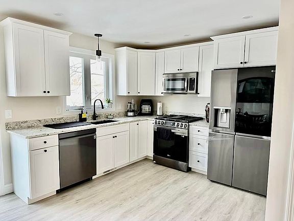 3rd image of 10 Sapphire Ln