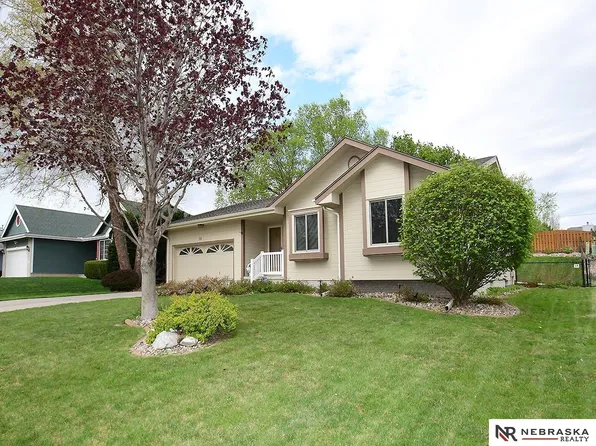 308 Fleetwood Dr, Papillion, NE 68133