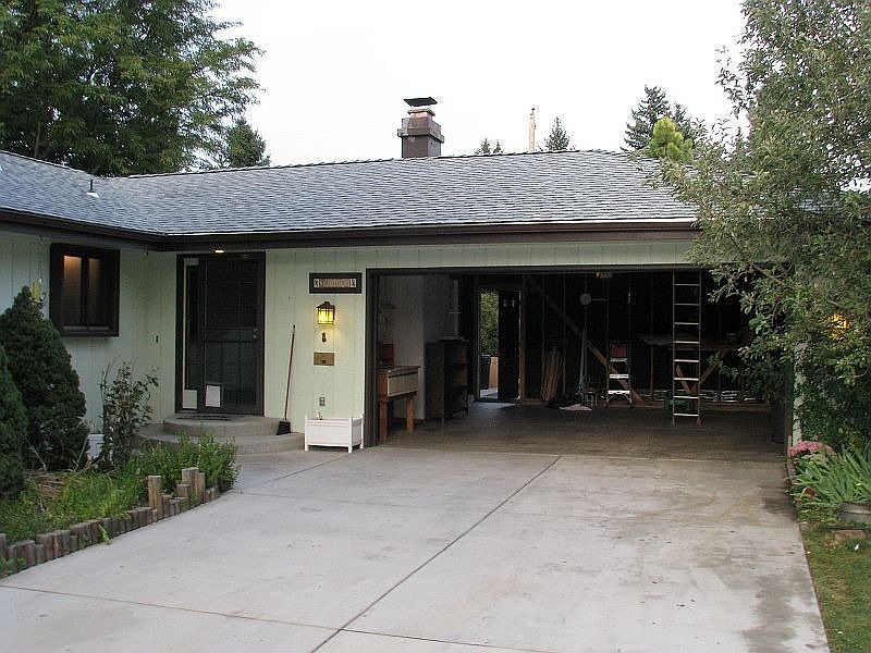 Oversized 2 car garage