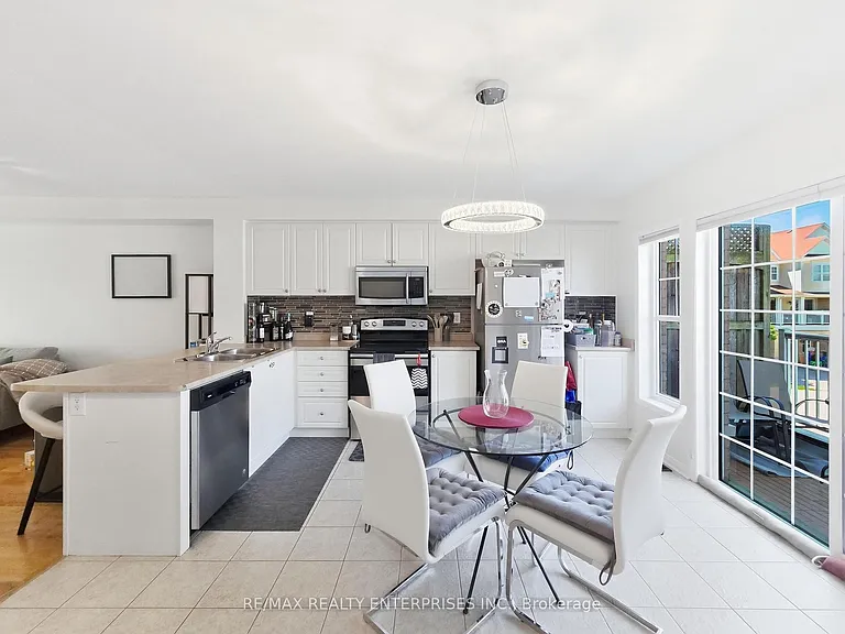 112 Harbourside Dr — Photo 10