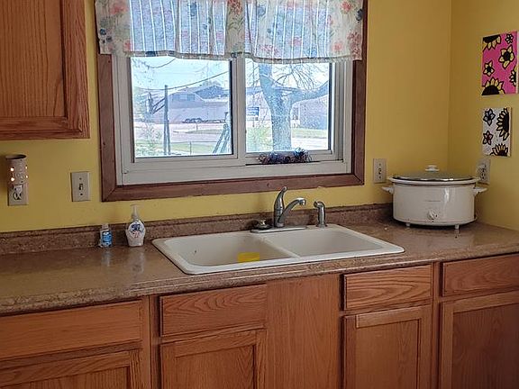 5th image of 703 E 8th St
