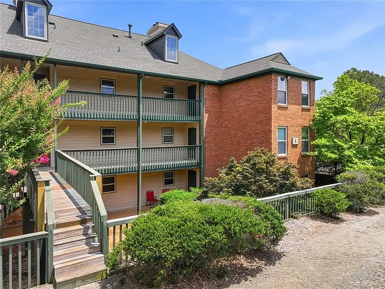 117 Brittany Ct — Photo 3