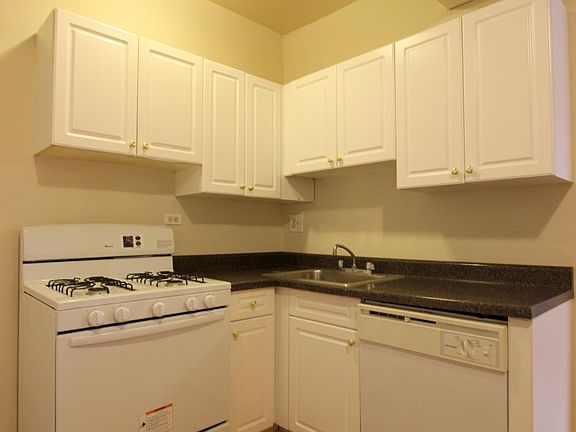 4th image of 3730 N Pine Grove Ave