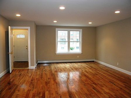 3rd image of 19510 Hollis Ave