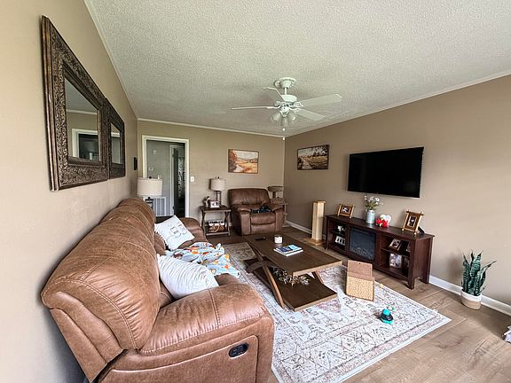 2nd image of 4705 Clover Ln