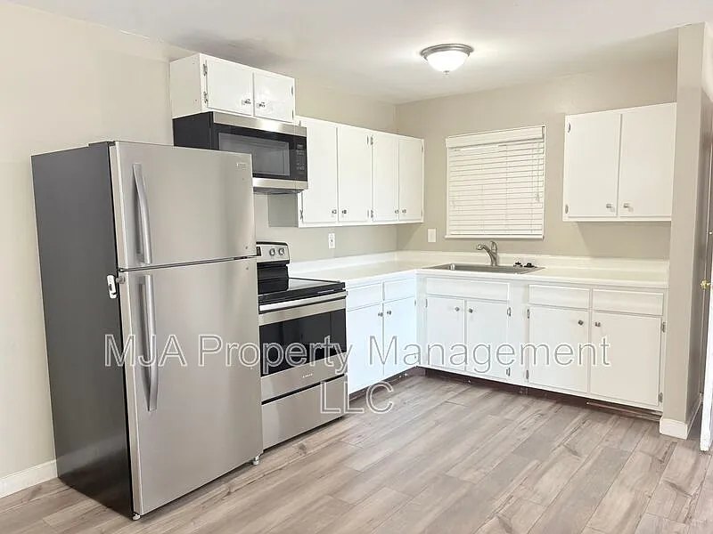 2 bed, 1.0 bath, 965 sqft, $1,095 — Photo 2