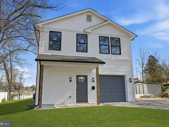 6 Starlight Ln, Levittown, PA 19055