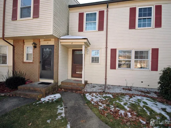 4 White Oaks Dr, Sayreville, NJ 08872