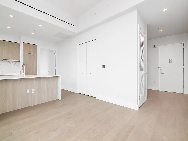 200 E 23rd St #Penthouse 1D — Photo 6