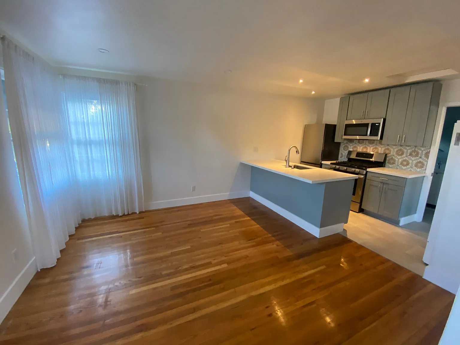 2234 Seaside St — Photo 2