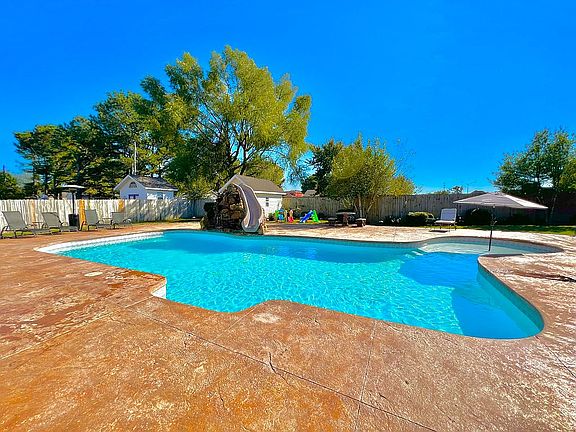 2nd image of 1718 W Saddlebrook Ln