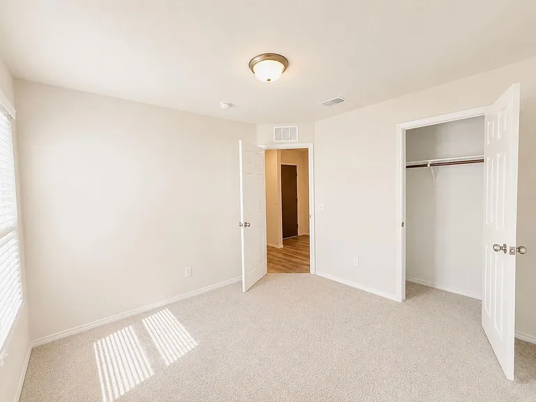 4533 Greenham Ln — Photo 12