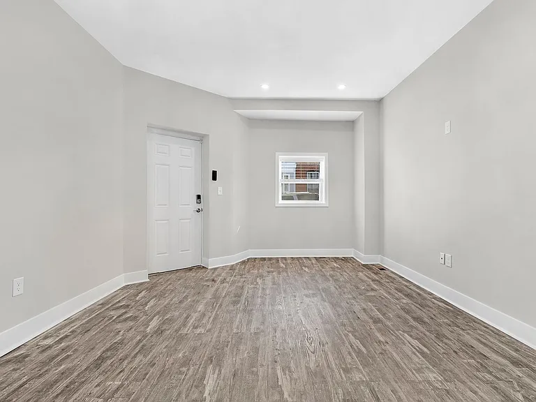 100 S Bouldin St — Photo 4