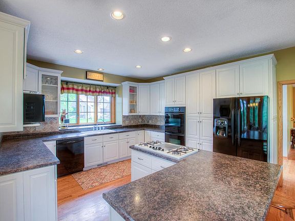 5th image of 1301 Summit Oaks Dr