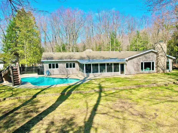 W6765 N Fairland Loop, Menominee, MI 49858