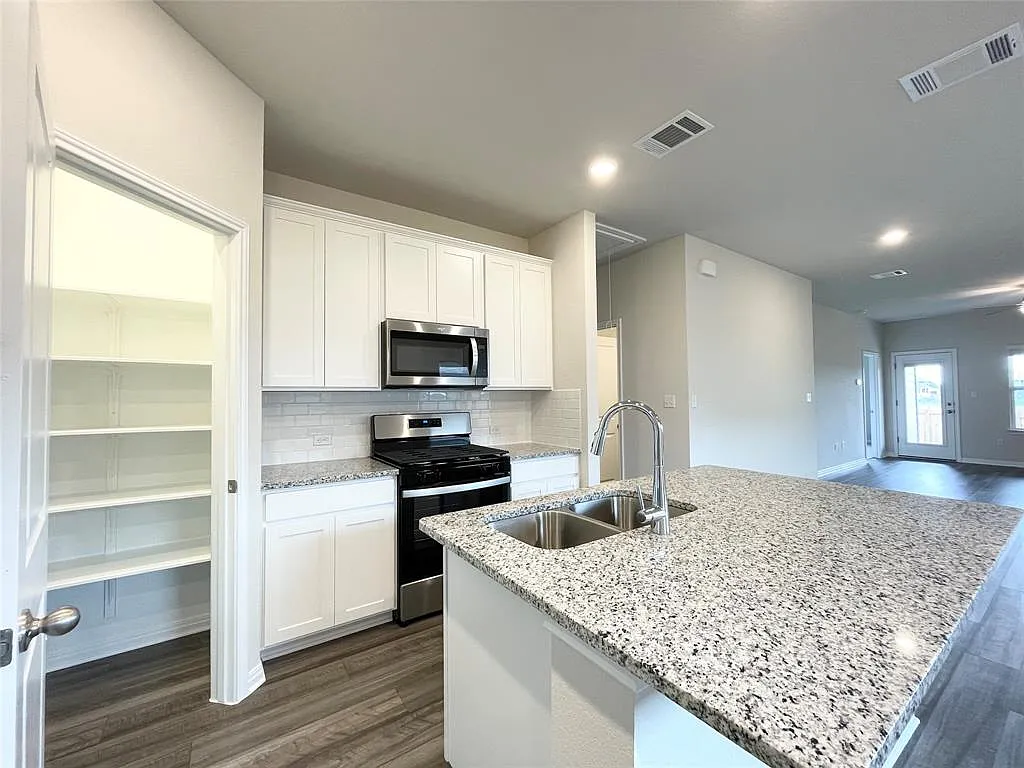 3 bed, 1444 sqft, $2,050 — Photo 4