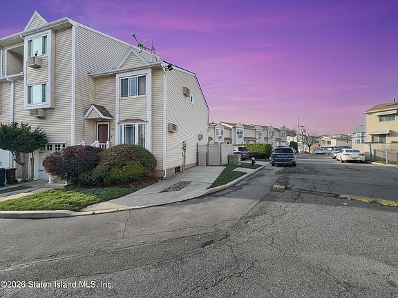 3rd image of 30 Northport Ln