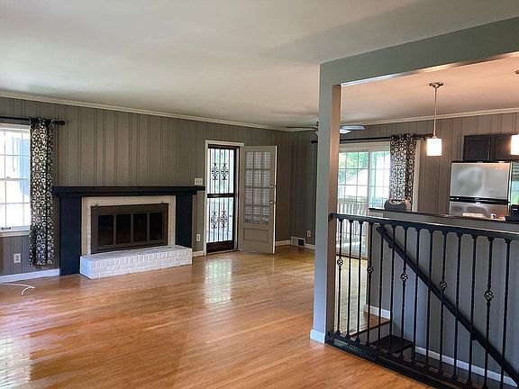 3rd image of 6121 N Parker Ave