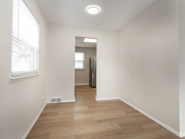 26351 Farringdon Ave — Photo 7