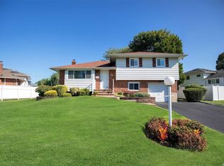 60 Stratford Rd, Plainview, NY 11803