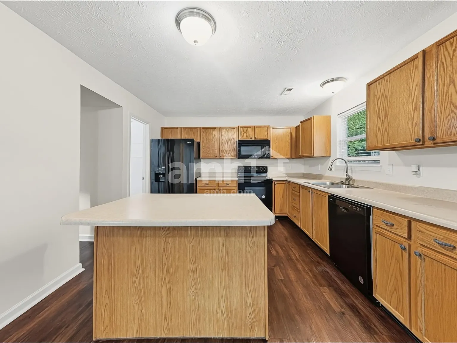 4 bed, 2.5 bath, 2190 sqft, $2,200 — Photo 4